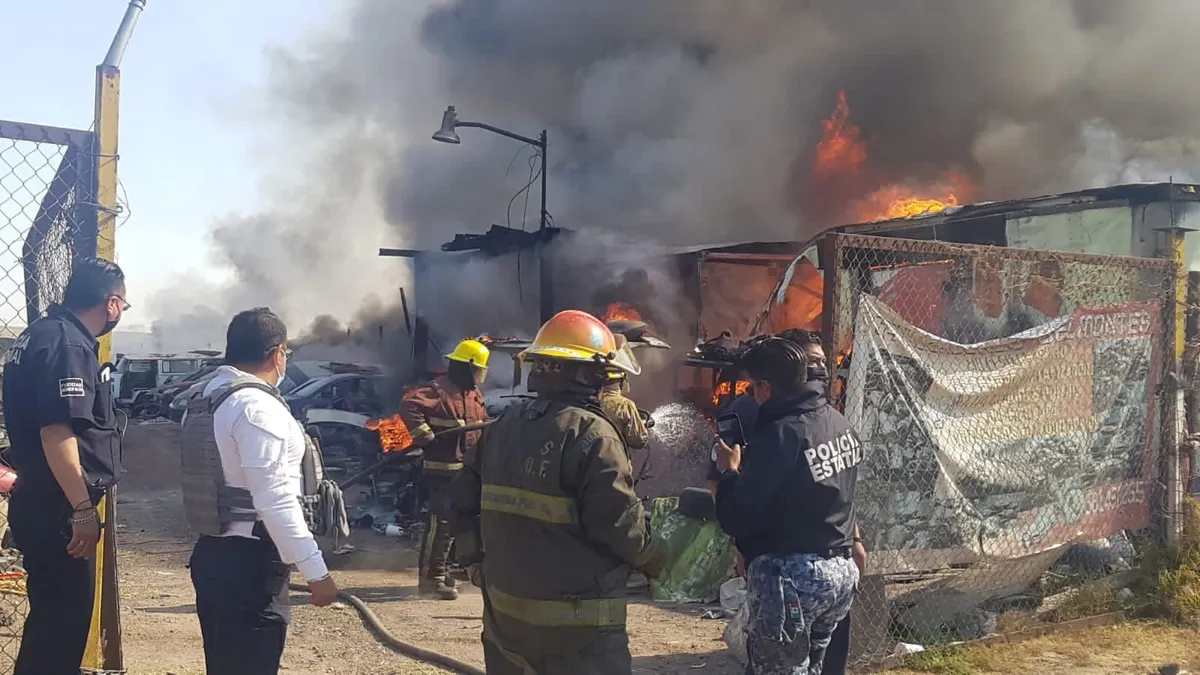 Se registra incendio en establecimiento de venta de autopartes en Tizayuca