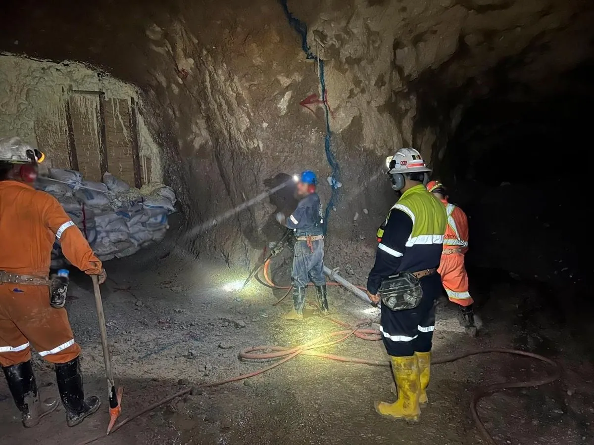 Se cumplen 180 horas de trabajo continuo para rescatar a mineros atrapados en Santa Fe, Sinaloa