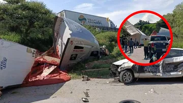 Tráiler cae de desnivel y aplasta patrulla en Tepeji del Río