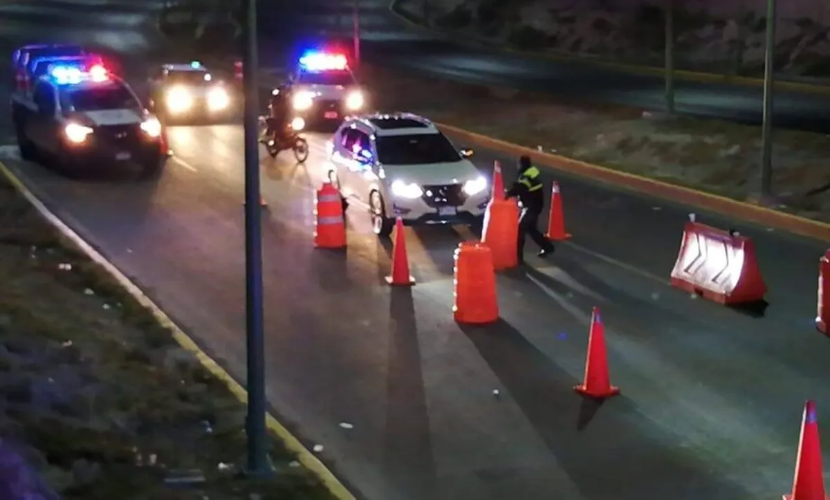 VIDEO | Captan a policías de Pachuca agrediendo a personas en alcoholímetro