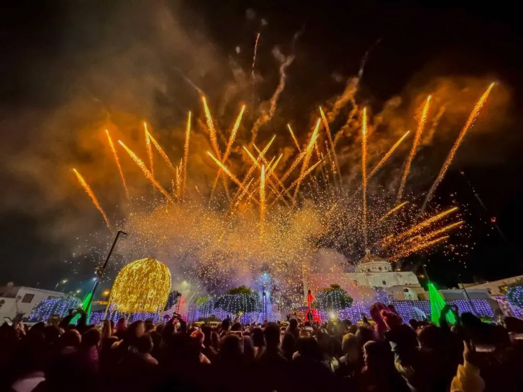 Inauguran el Callejón del Polo Norte en Pachuquilla con Santa Claus y encendido del árbol