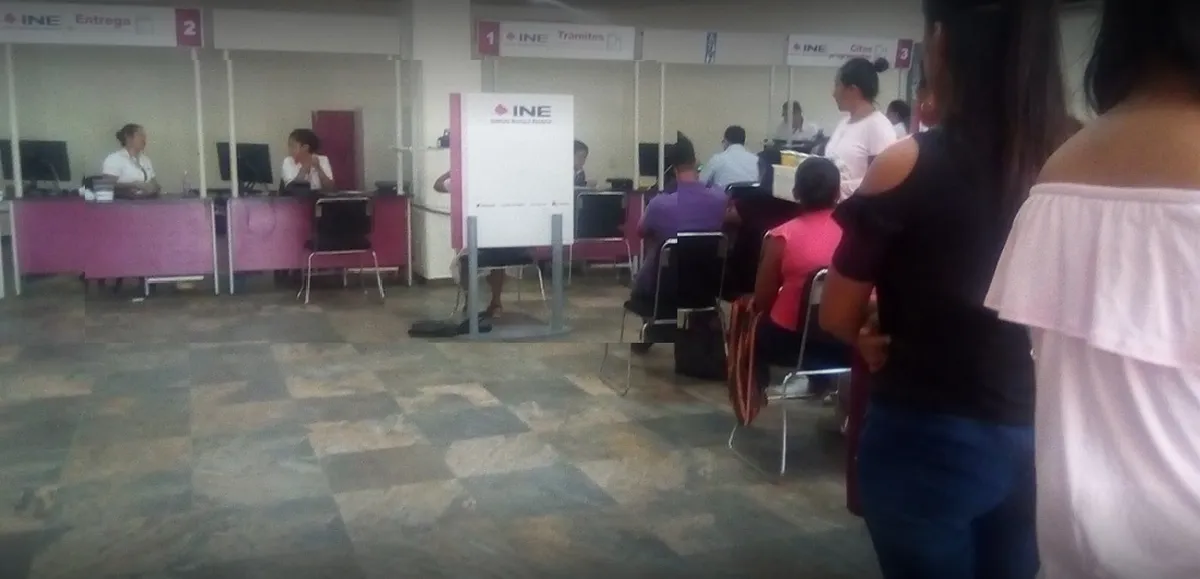 INE en Huejutla suspende actividades por caso de Covid 19