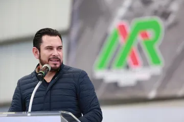 Israel Felix y Shadia Martínez entregan becas de excelencia en Mineral de la Reforma