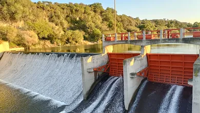 Lo que sale al lavar la ropa termina en el agua: investigadores alertan por fibras plásticas en ríos de Hidalgo