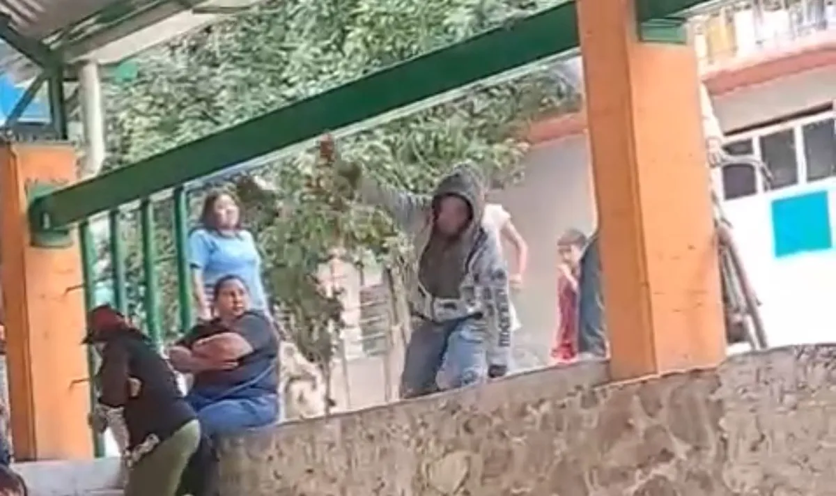 ‘Borracho’ lanza caguama a candidata de Apan mientras daba discurso