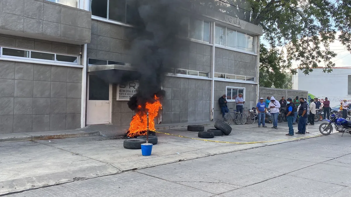 Campesinos queman llantas en manifestación; exigen agua para su cultivos a Conagua