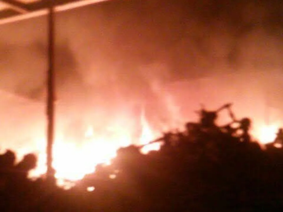 Ixmiquilpan: bomberos sofocan incendio en deshuesadero