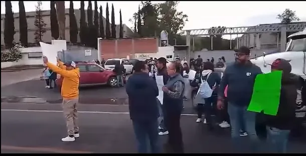 Bloquean carretera México–Querétaro en Tepeji del Río por despidos injustificados en la empresa Kaleb Ke
