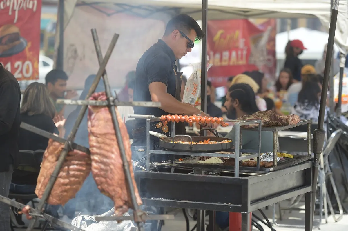 Continúa la Feria del Taco en Plaza Independencia