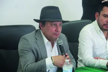 Carlos Arozqueta pide a ex gobernador leer expedientes antes de opinar