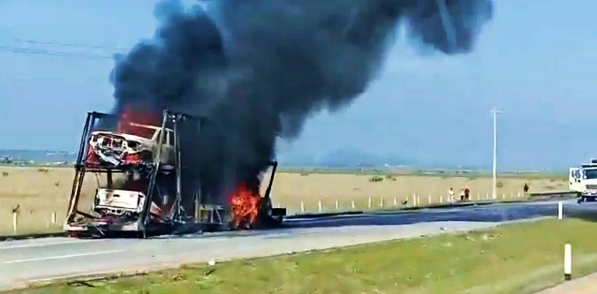 Autopista Arco Norte: se incendia tráiler que transportaba autos