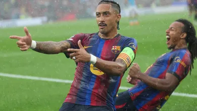 Raphinha celebra el primer gol en la goleada del Barcelona 5-1 al Feyenord