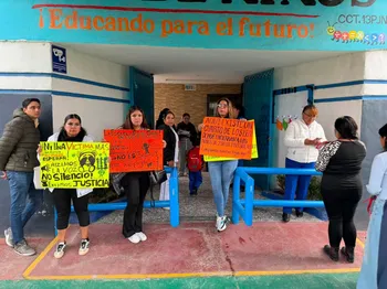 Padres de familia se manifiestan afuera del Colegio IBO en Tizayuca.