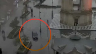 Automóvil ingresando a la Plaza Independencia de Pachuca