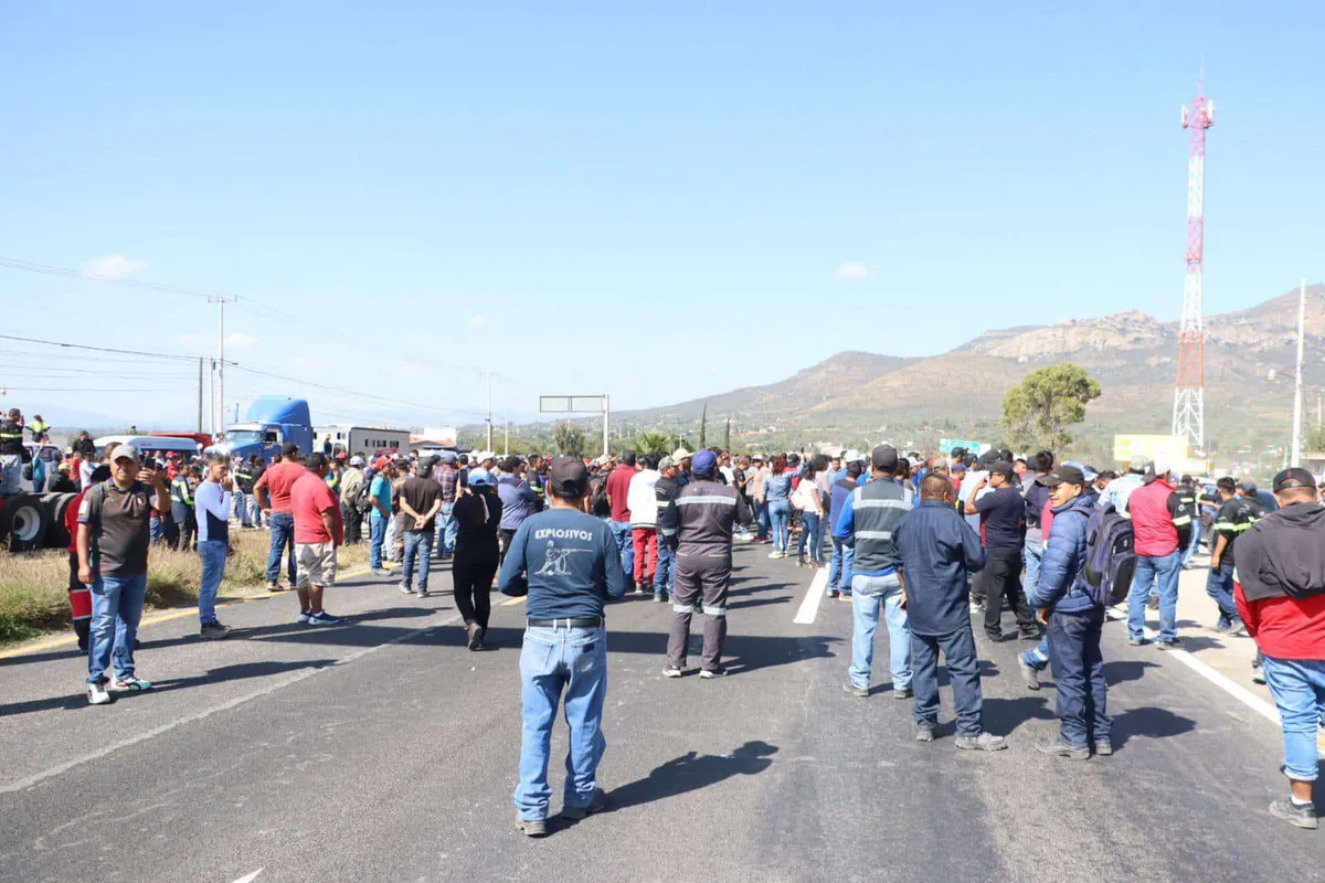 Detienen avance de caravana de Zimapán; buscan diálogo con una comitiva