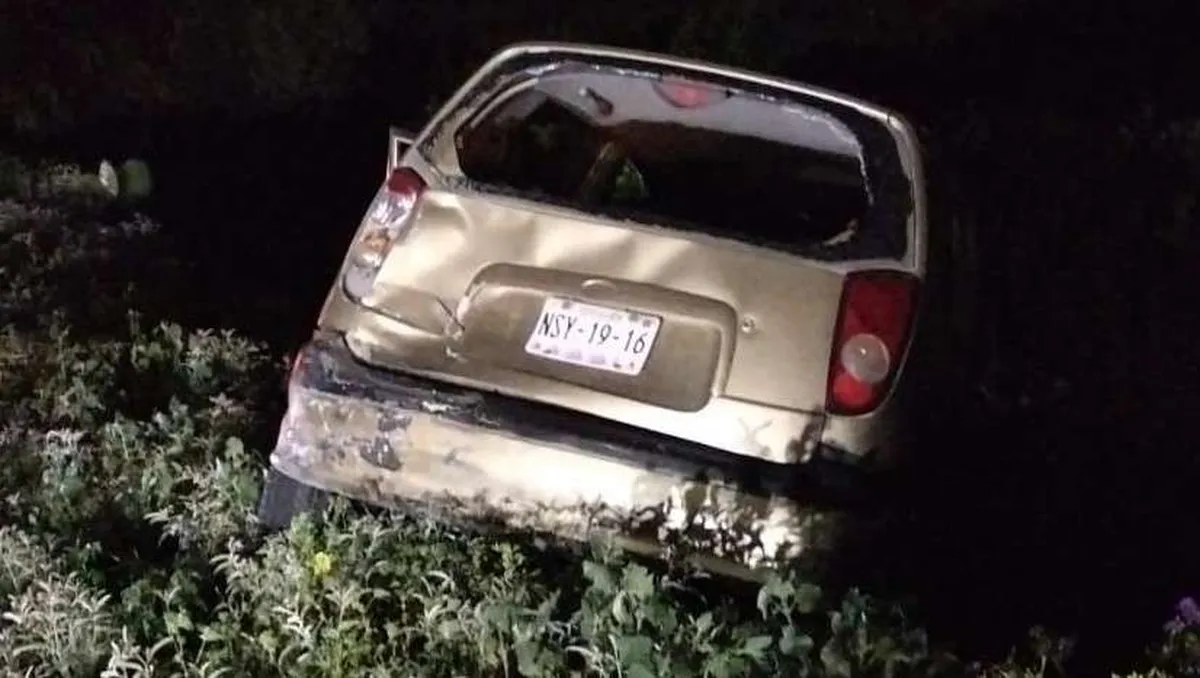 Auto particular vuelca sobre la carretera Pachuca-Ciudad Sahagún; esto sabemos