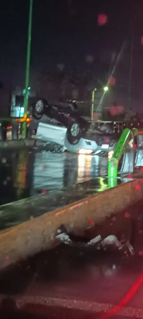 Dos accidentes tras lluvia en Pachuca: un auto volcado y un choque por invasión de carril