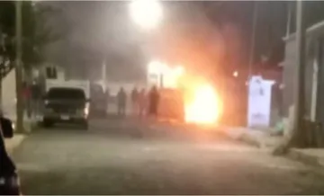 Vecinos de Tulancingo prenden fuego a casa en protesta por inseguridad