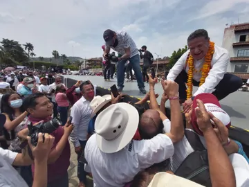 Julio Menchaca promete mejorar caminos en comunidades de la Huasteca