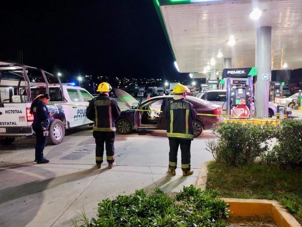 Explosión de vehículo en gasolinera deja a un hombre con graves quemaduras
