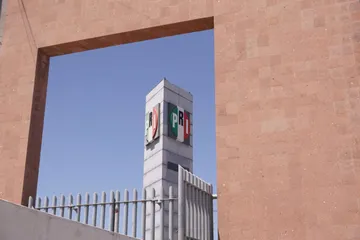 Marco Mendoza recibe apoyo priista con gritos de “gobernador” durante su informe; afirma que su prioridad es el Congreso y la dirigencia.