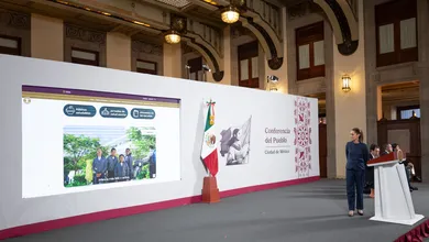 Niñas y niños de primaria reciben chequeo médico en escuela pública durante jornada de salud.
