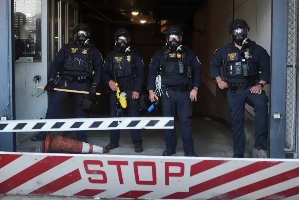 Entre enfrentamientos, realizan redadas contra migrantes en Los Ángeles