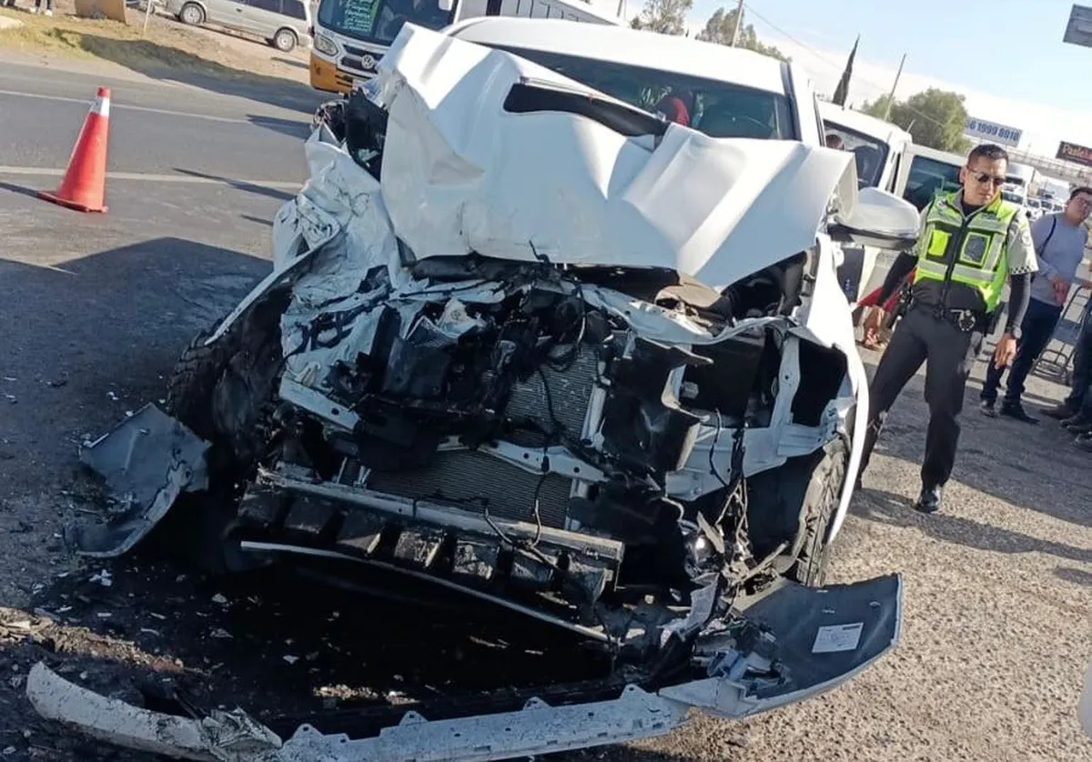 Vuelca camioneta en la carretera México-Pachuca