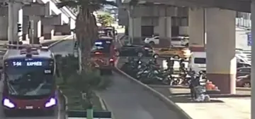 Vehículo particular se pasa la luz roja y provoca percance con unidad del Tuzobús en Zona Plateada
