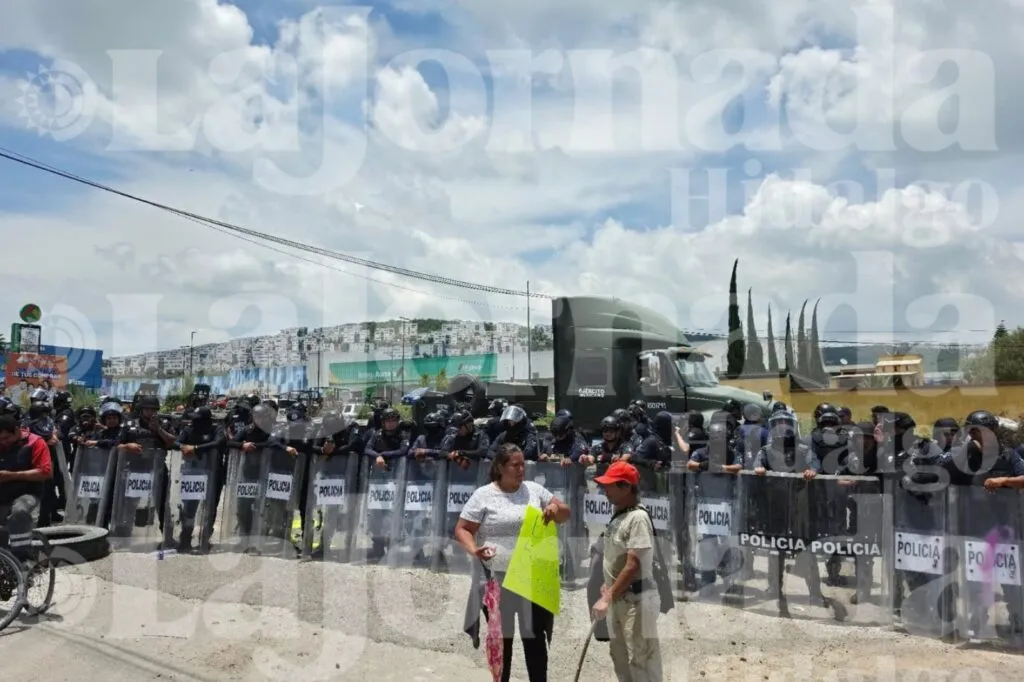 Tensión en Tepeji del Río: liberan con granaderos bloqueo por obras del tren México-Querétaro