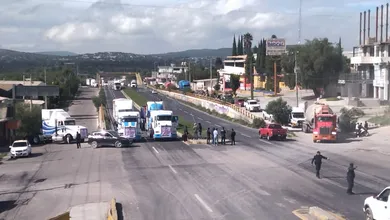 Continúan los bloqueos de Amotac y crece la afectación vial rumbo a la CDMX. Estas son las razones detrás de la movilización.