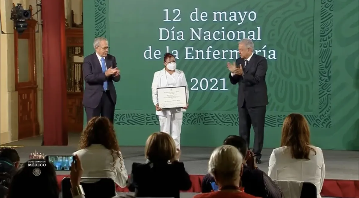 AMLO entrega reconocimientos a enfermeras