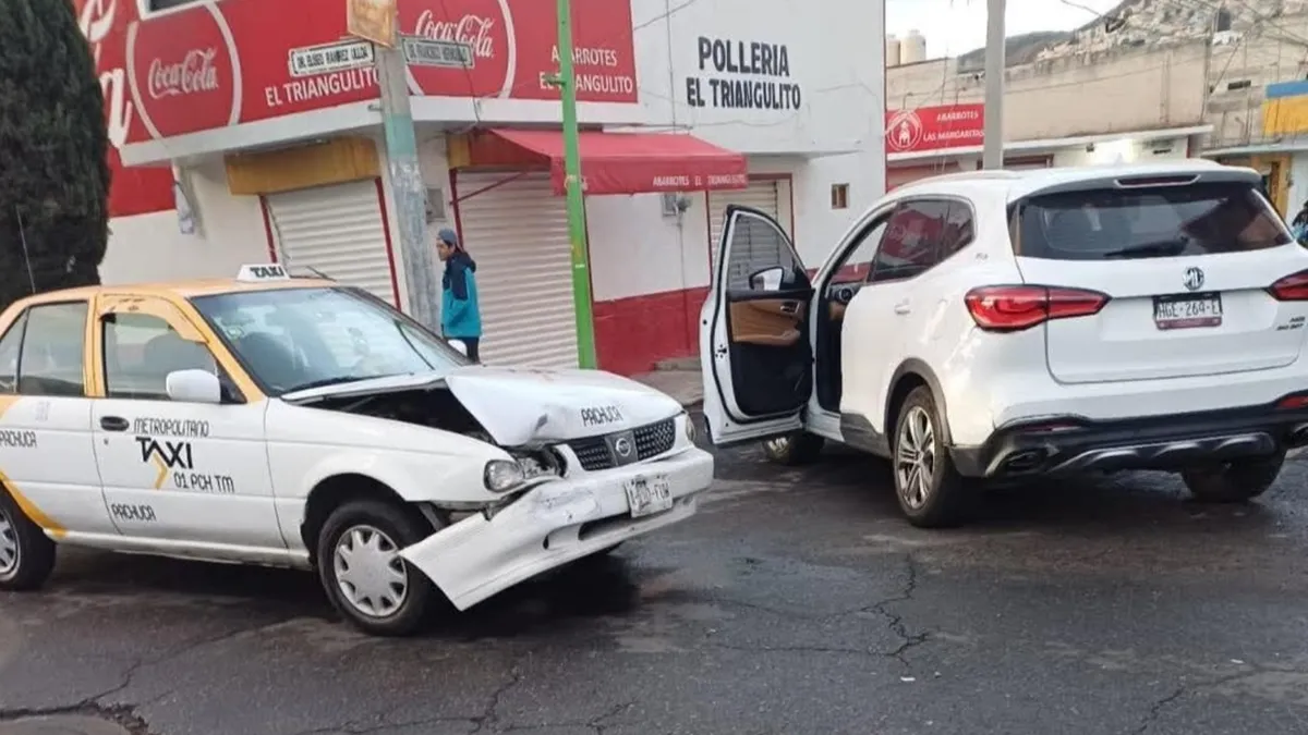 Fuerte congestionamiento en Pachuca tras choque entre taxi y camioneta