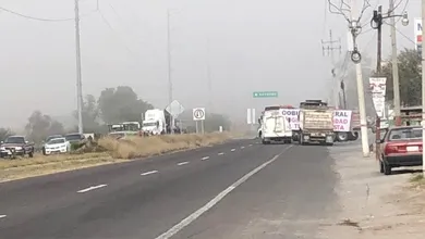 Bloqueo en la carretera Actopan-Ixmiquilpan genera caos vial este lunes
