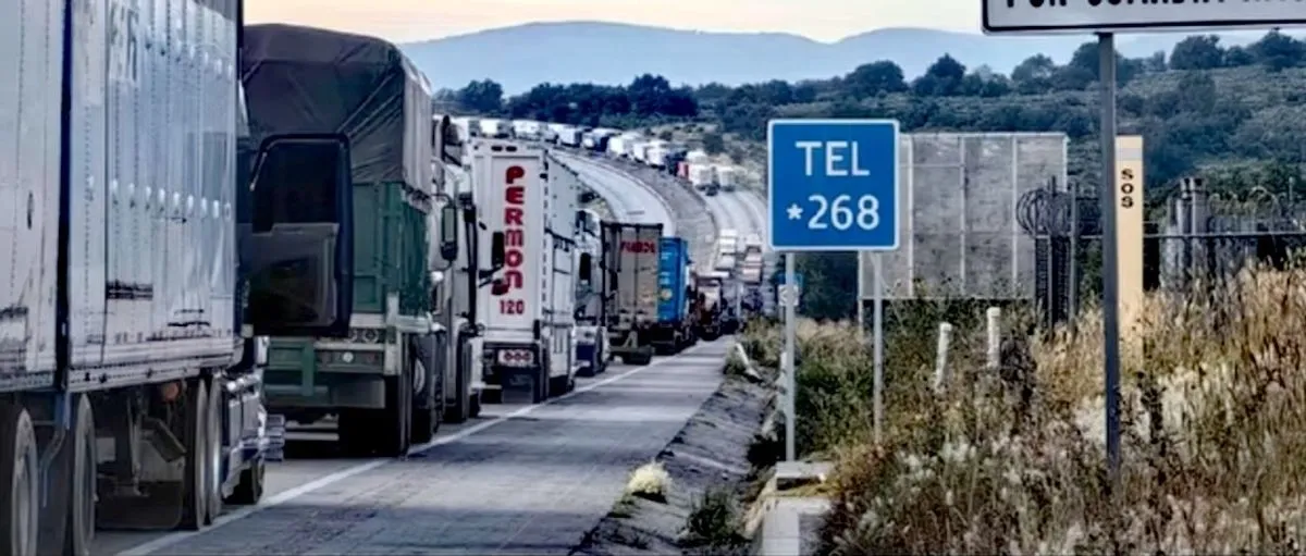 Transportistas bloquean autopistas