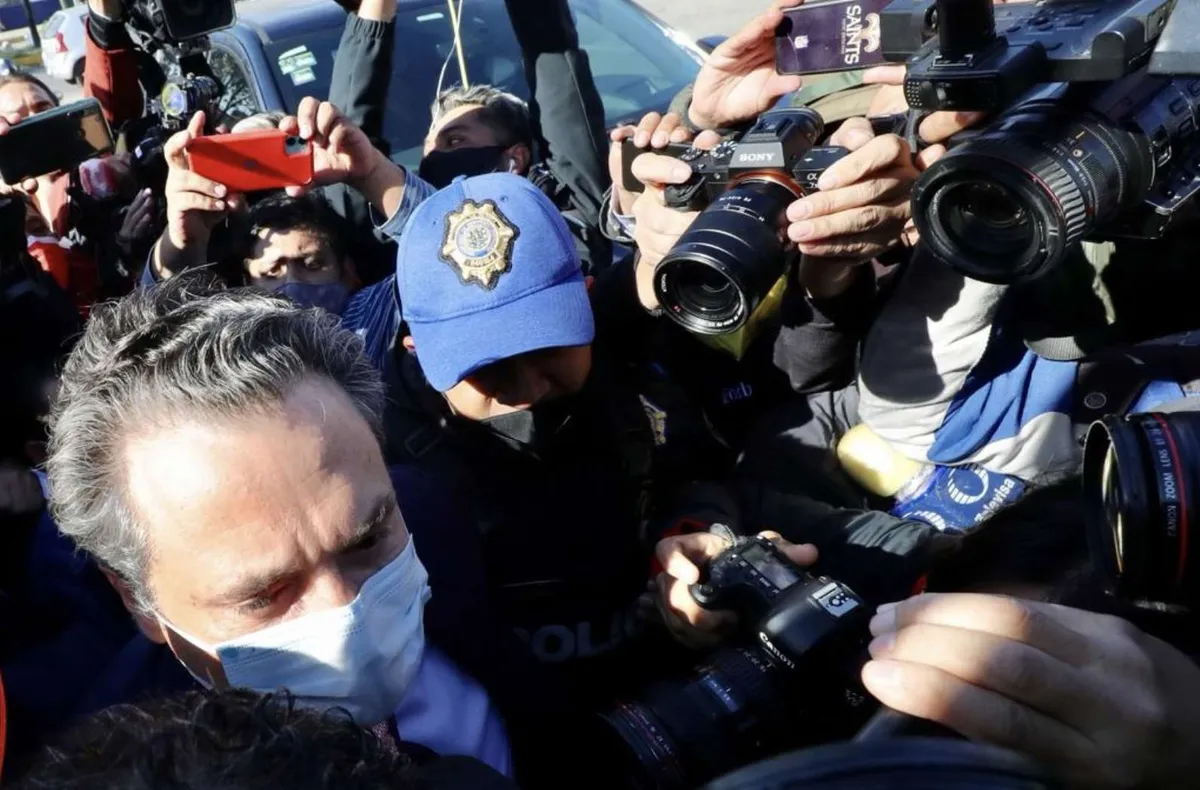 El ex director de Pemex, Emilio Lozoya, arriba al Centro de Justicia Penal Federal con sede en el Reclusorio Norte, para su audiencia con un juez de control, en la Ciudad de México, el 3 de noviembre de 2021. Foto Roberto García Ortiz