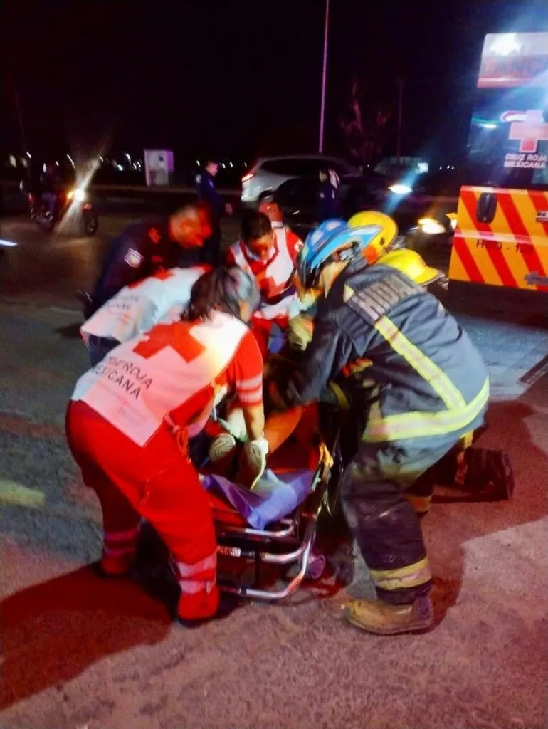 Explosión de vehículo en gasolinera deja a un hombre con graves quemaduras