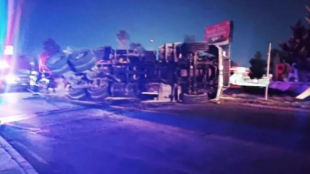 ¡Caos vial! Vuelca camión revolvedora en bulevar Colosio