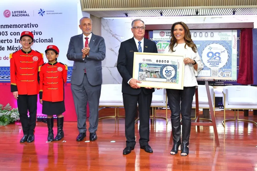 Lotería Nacional celebra 98 años del AICM con billete conmemorativo