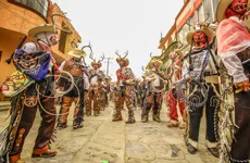 Cuernudos de Calnali con máscaras y cuernos de venado.