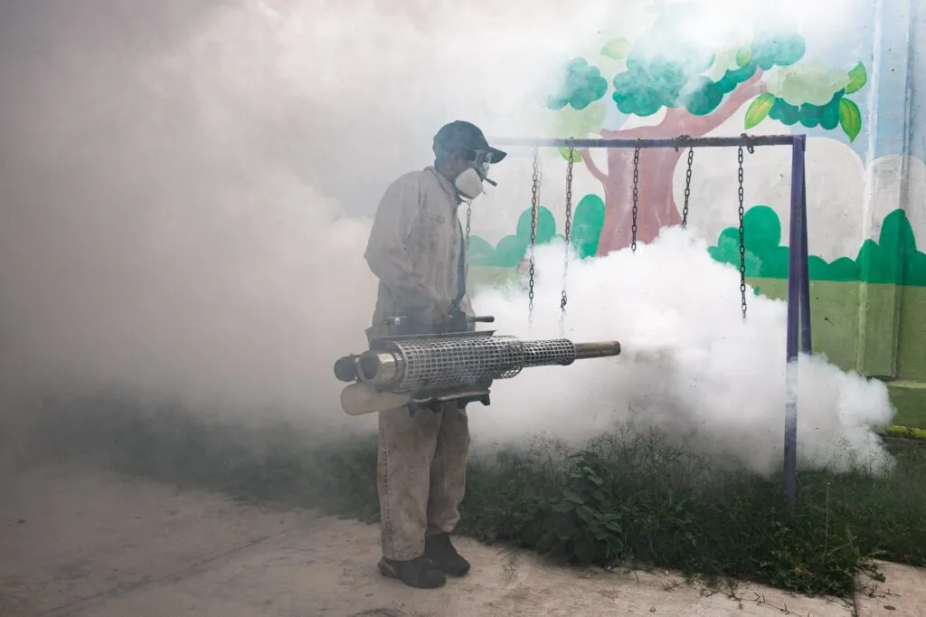 ¿Moscos en las escuelas? Conagua fumiga más de 40 planteles en Hidalgo antes del regreso a clases