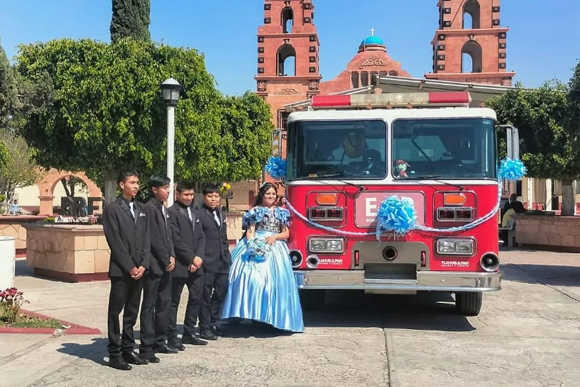 Quinceañera en Hidalgo homenajea a sus padres bombero y enfermera en sesión de fotos
