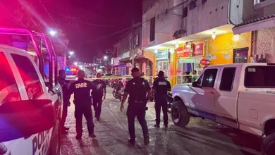 Policías acordonan la escena de un ataque armado en Huejutla.