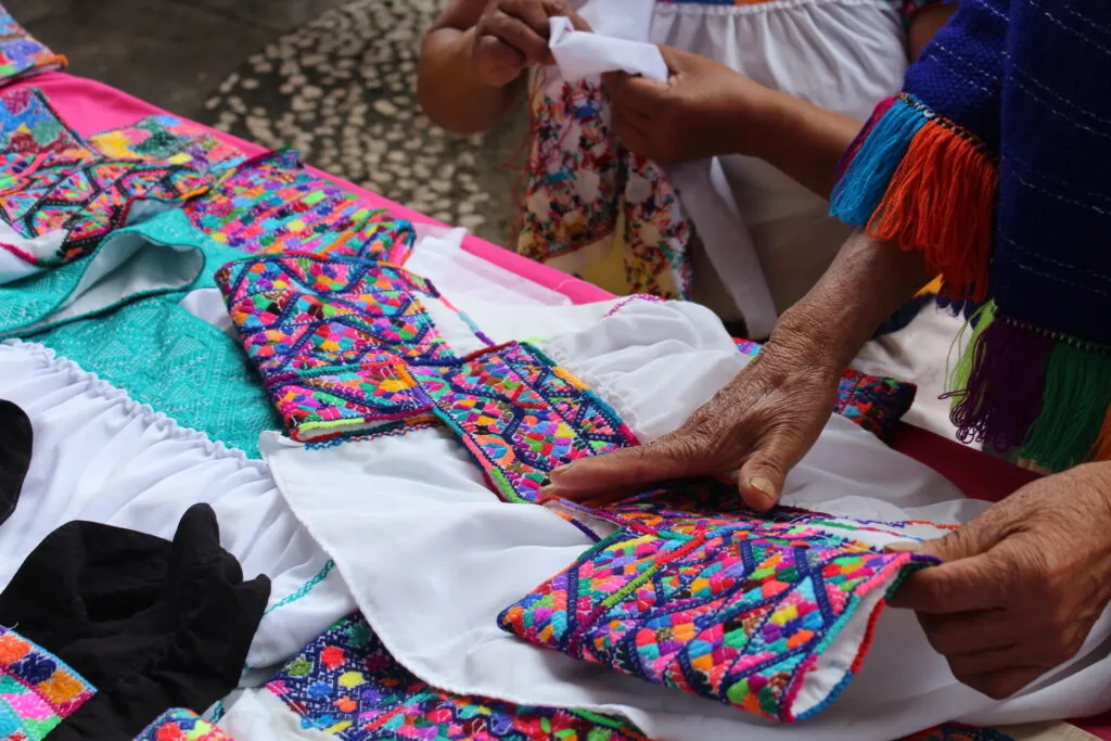 El bordado “pepenado”, una técnica ancestral que lucha por no desaparecer en Tenango de Doria