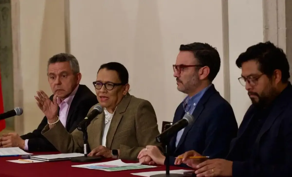 La secretaria de Gobernación, Rosa Icela Rodríguez, encabeza la conferencia de prensa realizada en el Salón Juárez del conjunto Bucareli