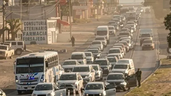 Mujer en labor de parto en carretera
