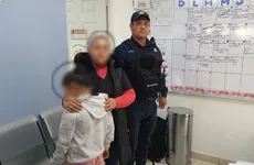 Policías resguardan a menor con Síndrome de Down