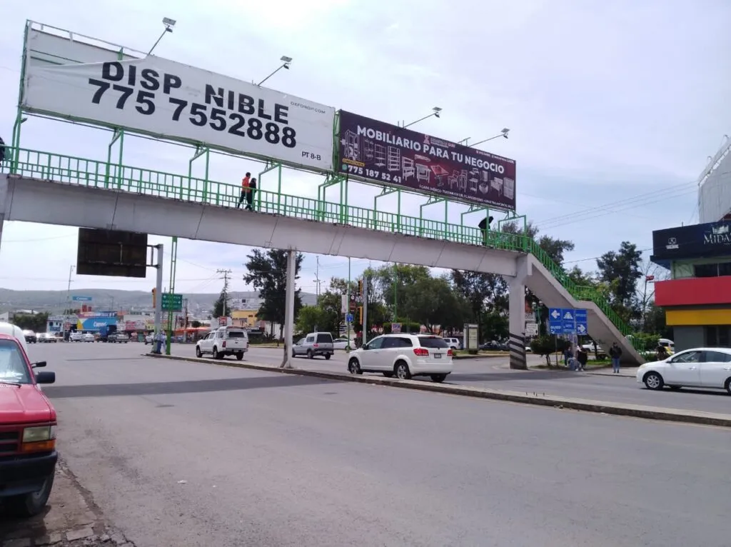 Permanecen espectaculares en puentes de Tulancingo pese a advertencias de riesgo e ilegalidad