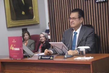 Guillermo Olivares durante su comparecencia ante el Congreso de Hidalgo.