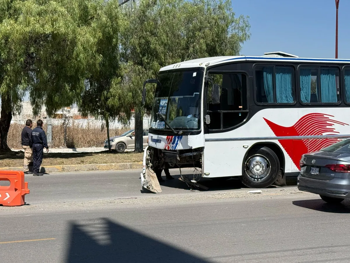 Pachuca: autobús de línea Tizayuca embiste a auto en el bulevar Nuevo Hidalgo